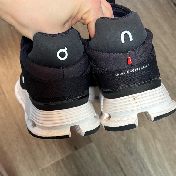 On Running women’s  Athletic Sneakers in Black and White (Wide size 8) - Picture 2 of 6